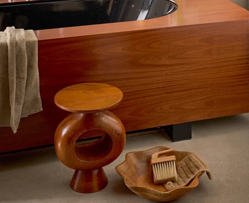 Table d'appoint Farren par Urban Nature Culture, manguier brun table d'appoint bois Farren Urban Nature Culture, à côté d'une baignoire en bois avec un bol et une brosse