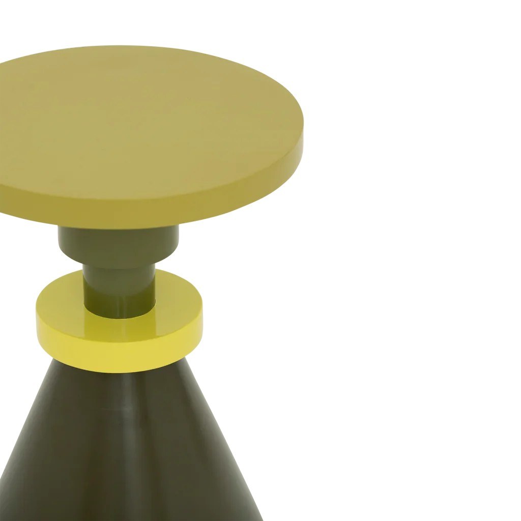 Table d'appoint Gjeng par Urban Nature Culture, manguier vert et jaune table d'appoint bois Gjeng Urban Nature Culture, détail du plateau vert citron et du disque jaune