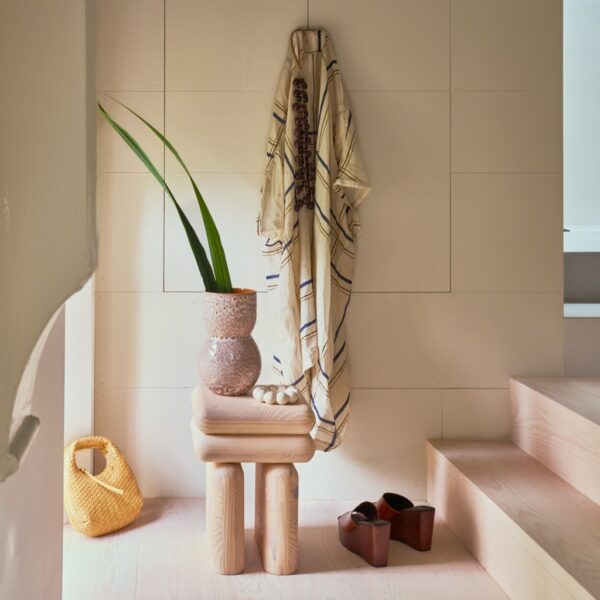 table d'appoint bois Mono Urban Nature Culture, dans une entrée claire avec un vase rose et une branche verte