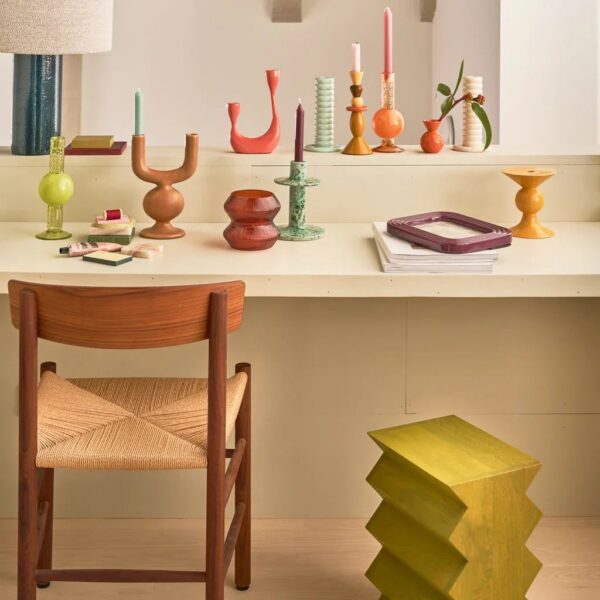 table d'appoint bois Seba Urban Nature Culture, sous un bureau clair avec une chaise en bois et des bougeoirs