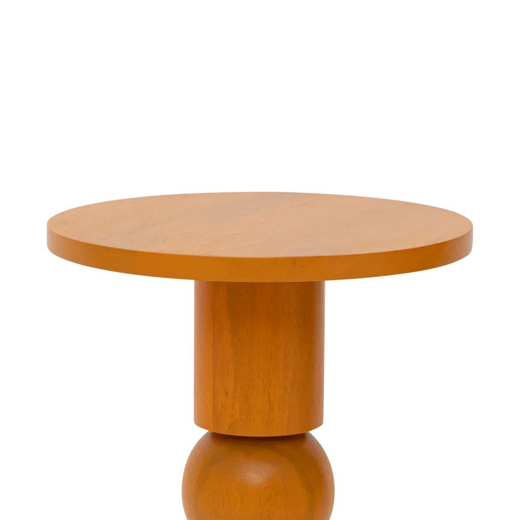 Table d'appoint Teko par Urban Nature Culture, manguier orange doré table d'appoint bois Teko Urban Nature Culture, détail du plateau rond et du cylindre