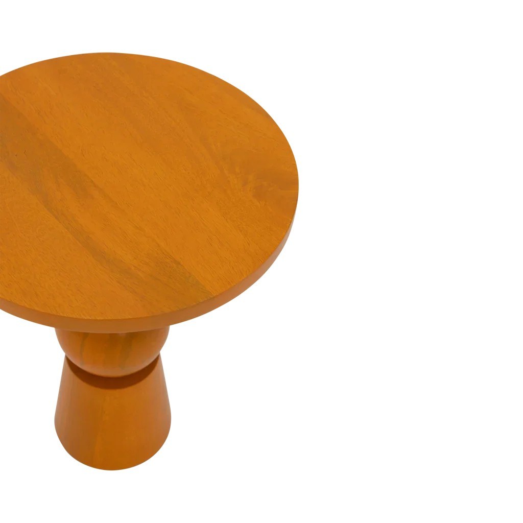 Table d'appoint Teko par Urban Nature Culture, manguier orange doré table d'appoint bois Teko Urban Nature Culture, vue de trois quarts sur fond blanc