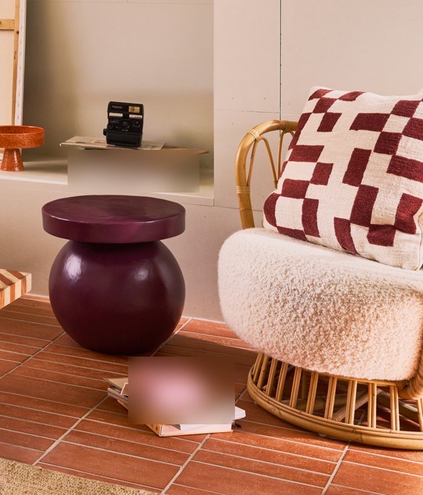 table d'appoint coton mâché Mosi Urban Nature Culture, sur un sol en carreaux terracotta près d'un fauteuil en bouclette
