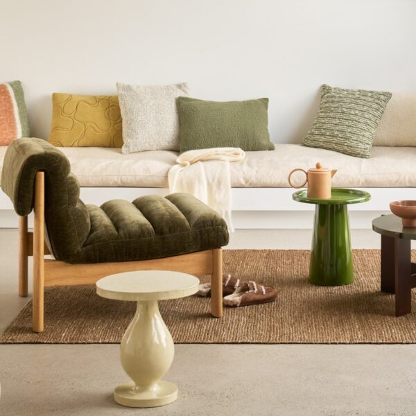 table d'appoint fer Kimiko Urban Nature Culture, dans un salon avec un fauteuil en velours olive et une théière sur le plateau