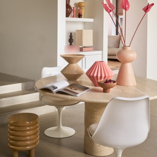 table d'appoint manguier Anuk Urban Nature Culture, près d'une table ronde en travertin et de chaises blanches