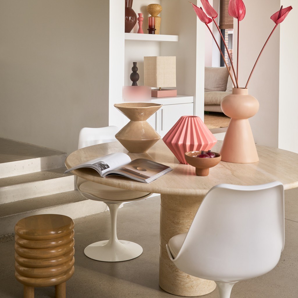 Table d'appoint Anuk par Urban Nature Culture, manguier chêne clair table d'appoint manguier Anuk Urban Nature Culture, près d'une table ronde en travertin et de chaises blanches