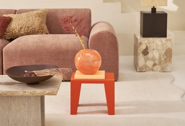 table d'appoint manguier Léon Urban Nature Culture, petite table orange flamme au pied d'un canapé rose près d'un escalier