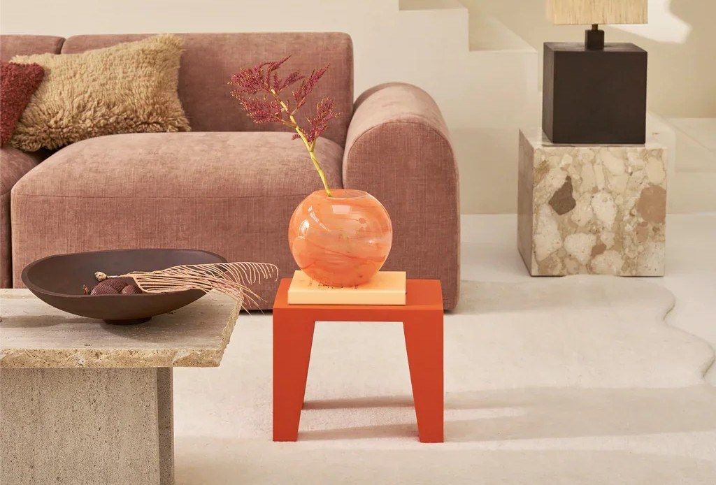 Table d'appoint Léon par Urban Nature Culture, manguier orange table d'appoint manguier Léon Urban Nature Culture, petite table orange flamme au pied d'un canapé rose près d'un escalier