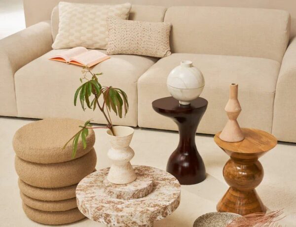 table d'appoint manguier Lustro Urban Nature Culture, dans un salon beige au milieu d'autres tables et d'objets décoratifs