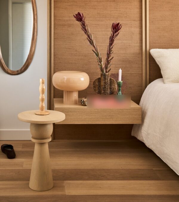 table d'appoint manguier Masaki Urban Nature Culture, au pied d'un lit avec un bougeoir sur le plateau