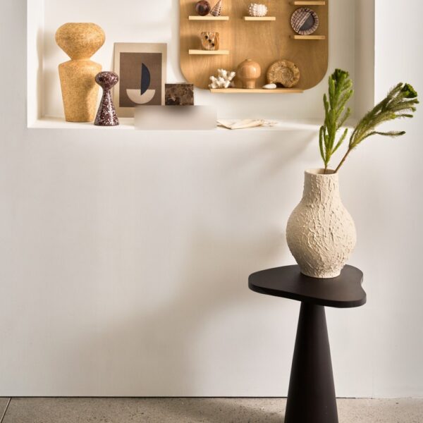 table d'appoint manguier Nabu Urban Nature Culture, dans une niche blanche avec un grand vase texturé crème sur le plateau
