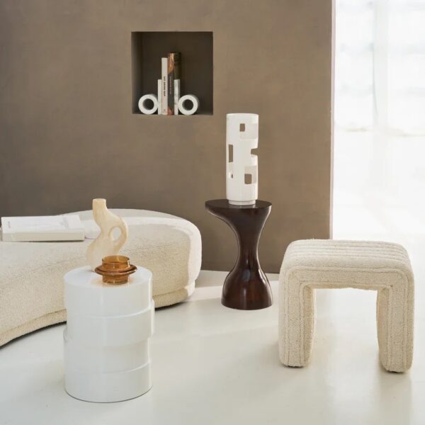 table d'appoint manguier Pila Urban Nature Culture, dans un coin salon avec un banc bouclé et un vase