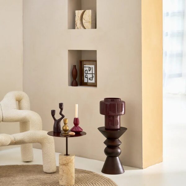 table d'appoint marbre Macy B Urban Nature Culture, près d'un fauteuil en bouclette avec des bougeoirs et un vase bordeaux