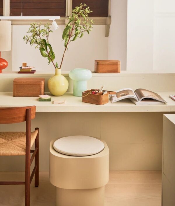 table d'appoint MDF Tabouret Urban Nature Culture, coloris kaki pâle devant un bureau clair et une chaise en bois