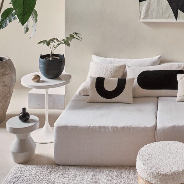 table d'appoint métal High Gloss Urban Nature Culture, près d'un canapé en lin clair avec une plante dans un pot noir