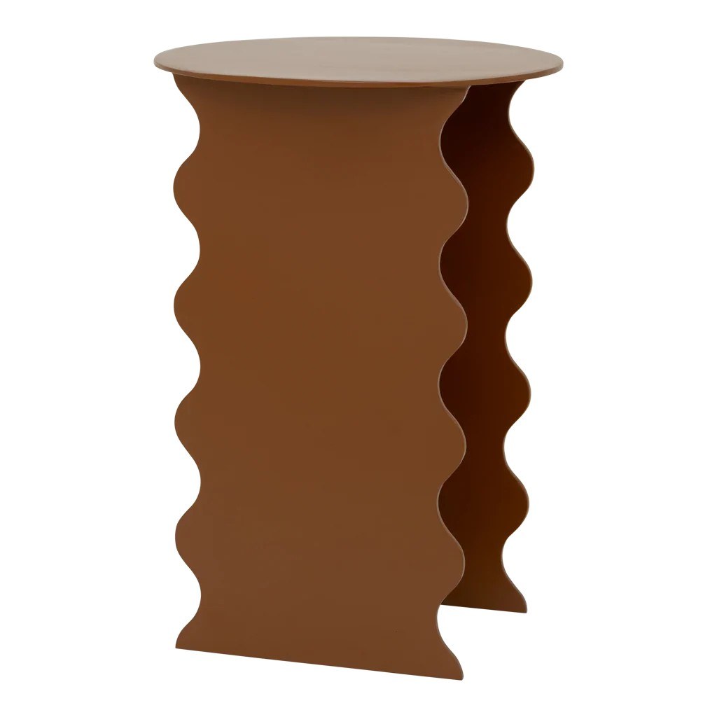 Table d'appoint Ondulée par Urban Nature Culture, métal adobe table d'appoint métal Ondulée Urban Nature Culture, vue de trois quarts sur fond blanc