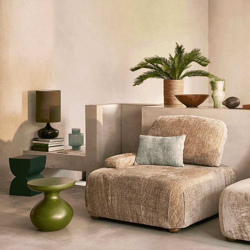 Table d'appoint Tummy par Urban Nature Culture, métal, 3 coloris table d'appoint métal Tummy Urban Nature Culture, coloris vert olive dans un coin salon