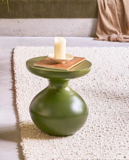 Table d'appoint Tummy par Urban Nature Culture, métal, 3 coloris table d'appoint métal Tummy Urban Nature Culture, coloris vert olive sur un tapis en laine blanche