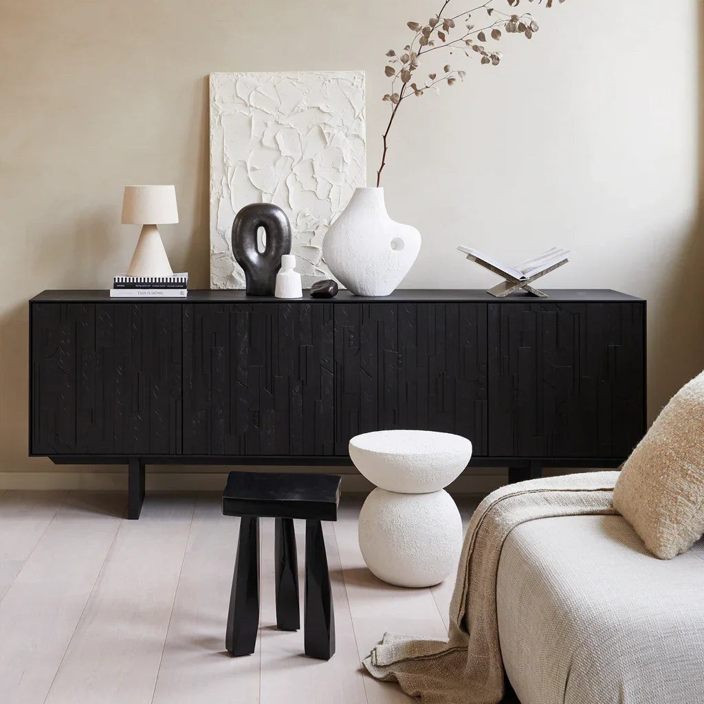 Table d'appoint Umi par Urban Nature Culture, métal blanc cassé table d'appoint métal Umi Urban Nature Culture, près d'un buffet noir avec des objets en céramique