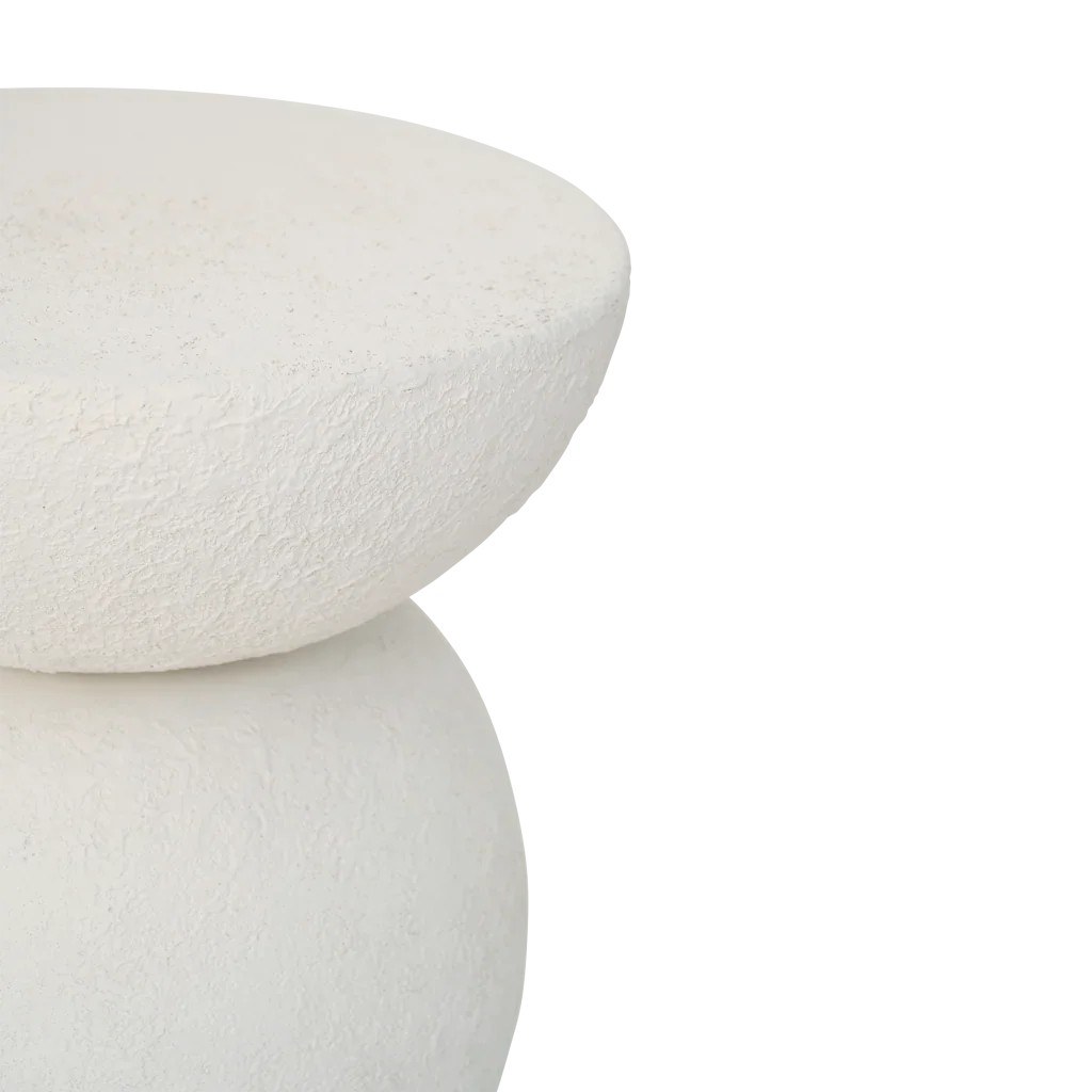 Table d'appoint Umi par Urban Nature Culture, métal blanc cassé table d'appoint métal Umi Urban Nature Culture, détail de la coupe et de la finition rugueuse