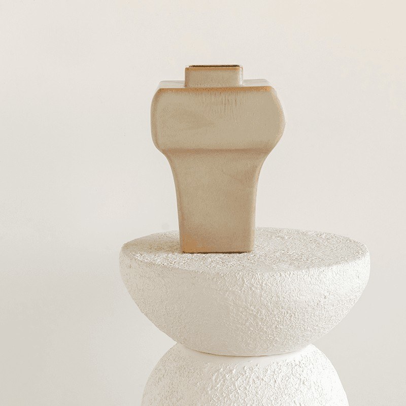 Table d'appoint Umi par Urban Nature Culture, métal blanc cassé table d'appoint métal Umi Urban Nature Culture, avec un objet en céramique posé sur la coupe