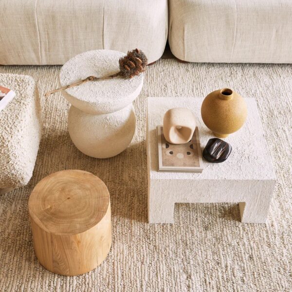 table d'appoint métal Umi Urban Nature Culture, posée près d'un canapé en lin sur un tapis en fibres naturelles