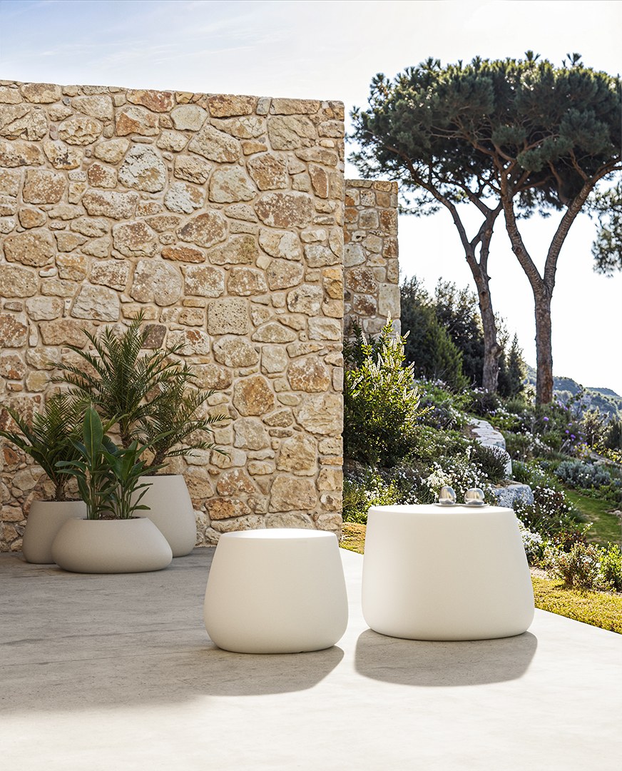 Table d'appoint Stone en polyéthylène au design contemporain par Stefano Giovannoni & Elisa Gargan x Vondom table d'appoint Stone Vondom en situation, photo d'ambiance