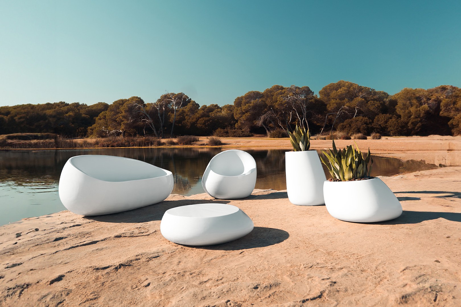 Table d'appoint Stone en polyéthylène au design contemporain par Stefano Giovannoni & Elisa Gargan x Vondom table d'appoint Stone Vondom en situation, photo d'ambiance