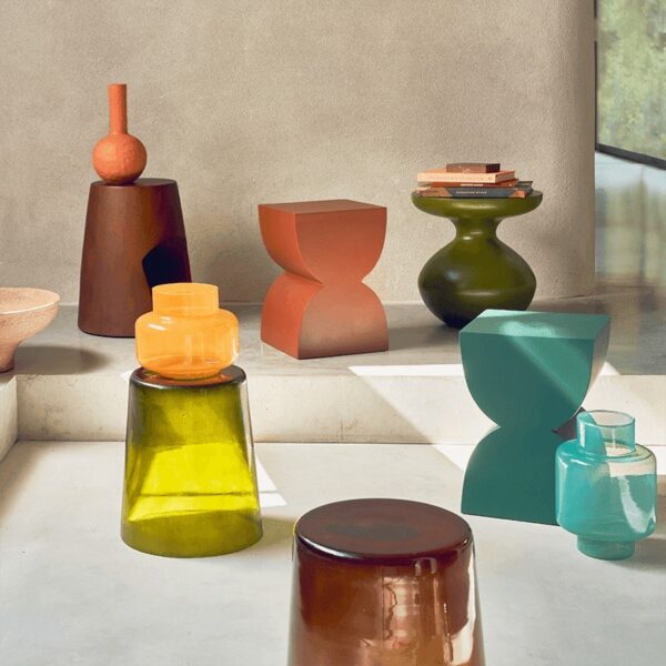 table d'appoint verre Kai Urban Nature Culture, dans une scène avec des objets en verre et en céramique colorés