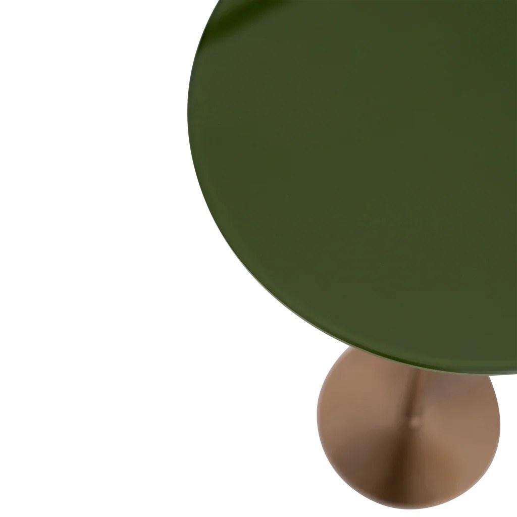 Table d'appoint Nolan par Urban Nature Culture, verre vert et métal table d'appoint verre Nolan Urban Nature Culture, détail du plateau en verre et du socle en métal or rosé
