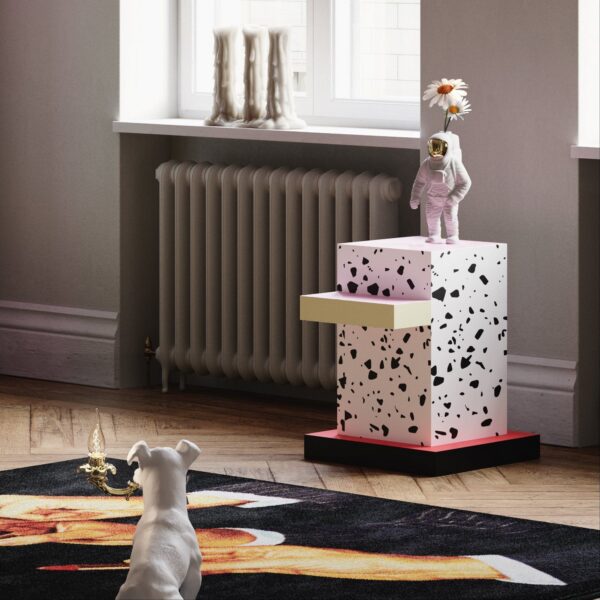 table d'appoint vintage, table d'appoint dans un salon avec radiateur