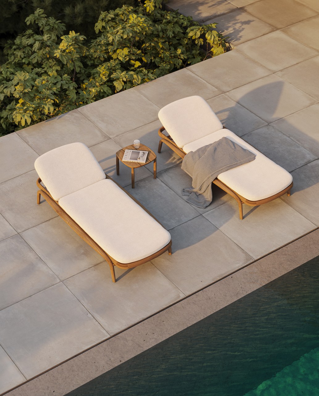 Table de chaise longue Fusta en teck au design contemporain par Ramón Esteve x Vondom table de chaise longue Fusta Vondom en situation, photo d'ambiance