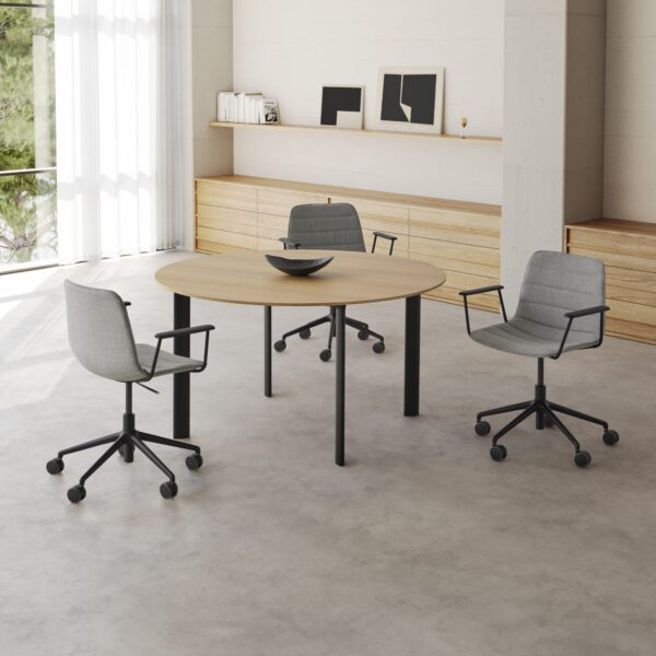 table de réunion Inclass Laminar ronde avec fauteuils de bureau dans un espace de travail