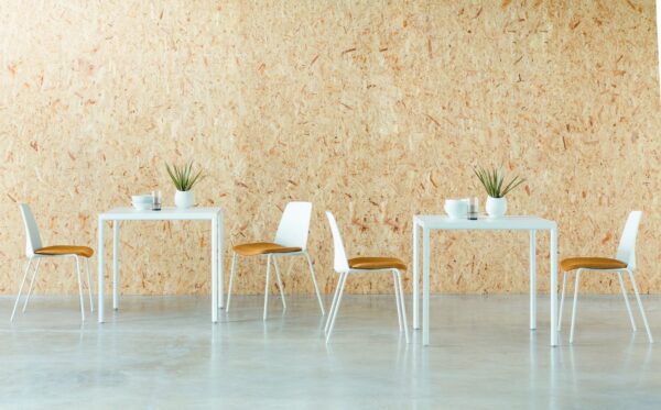table de réunion Inclass Sui blanche dans une cafétéria avec chaises