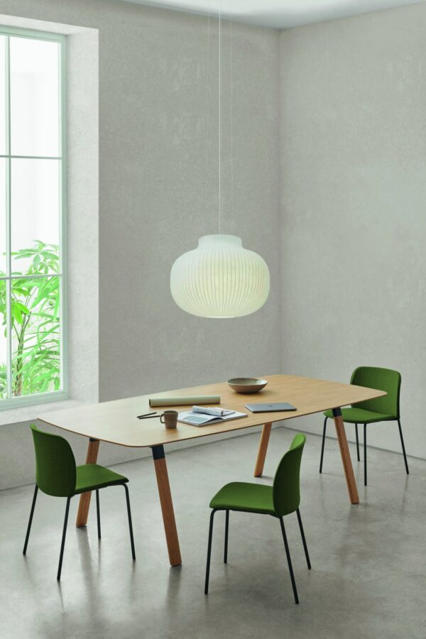 table modulaire Inclass Plania avec chaises vertes sous une suspension