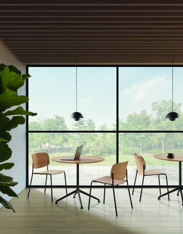 table rabattable restaurant Inclass Lex dans un café lumineux avec chaises en bois