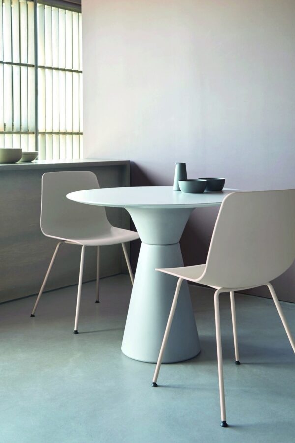 table restaurant Inclass Essens haute blanche avec chaises en salle