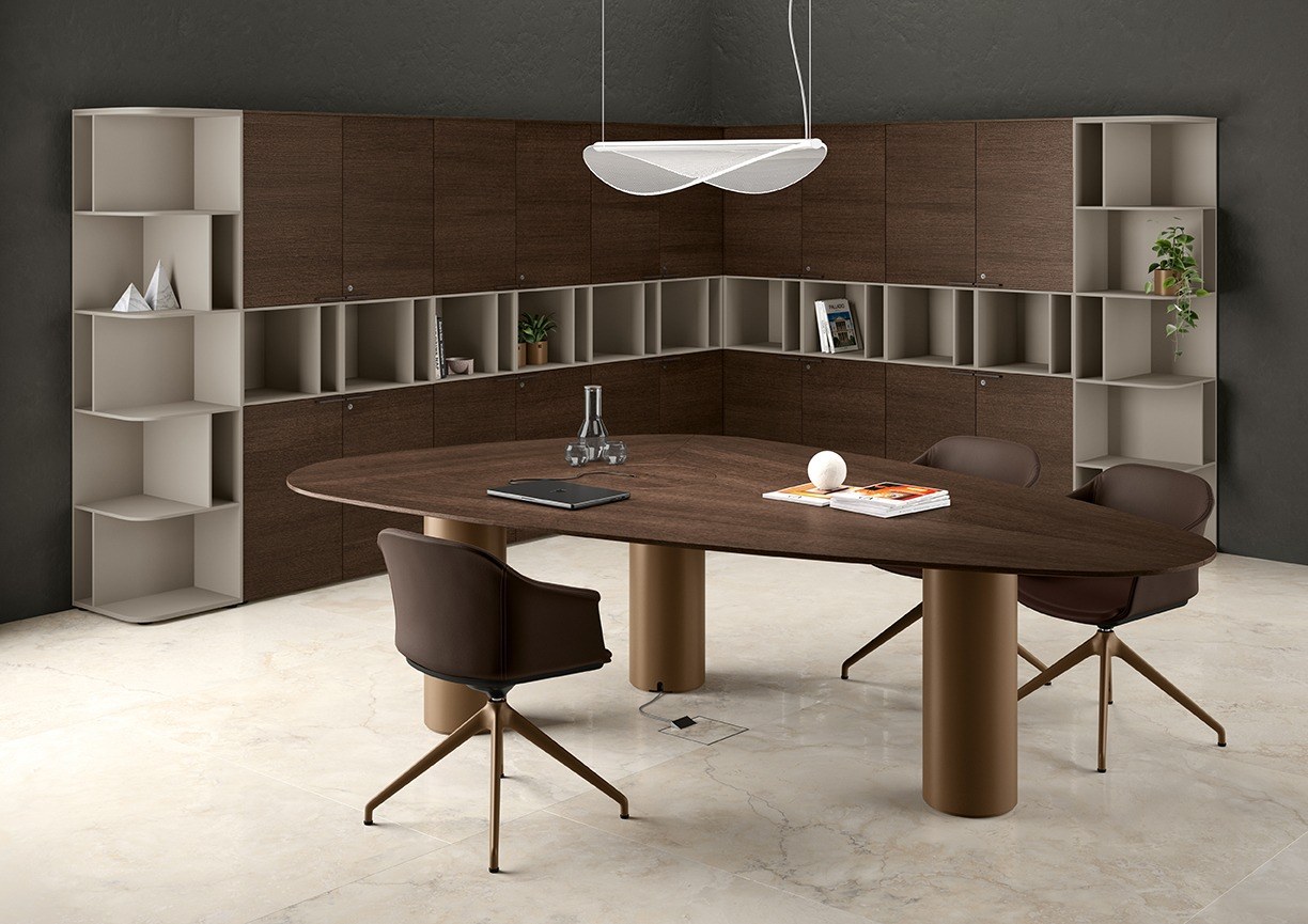 Table de réunion Trilo par Bralco, ronde, triangulaire ou tonneau table de réunion Trilo Bralco en chêne foncé dans une salle de réunion avec rangements