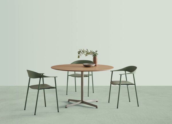 table ronde restaurant Inclass Elix en chêne avec trois fauteuils verts