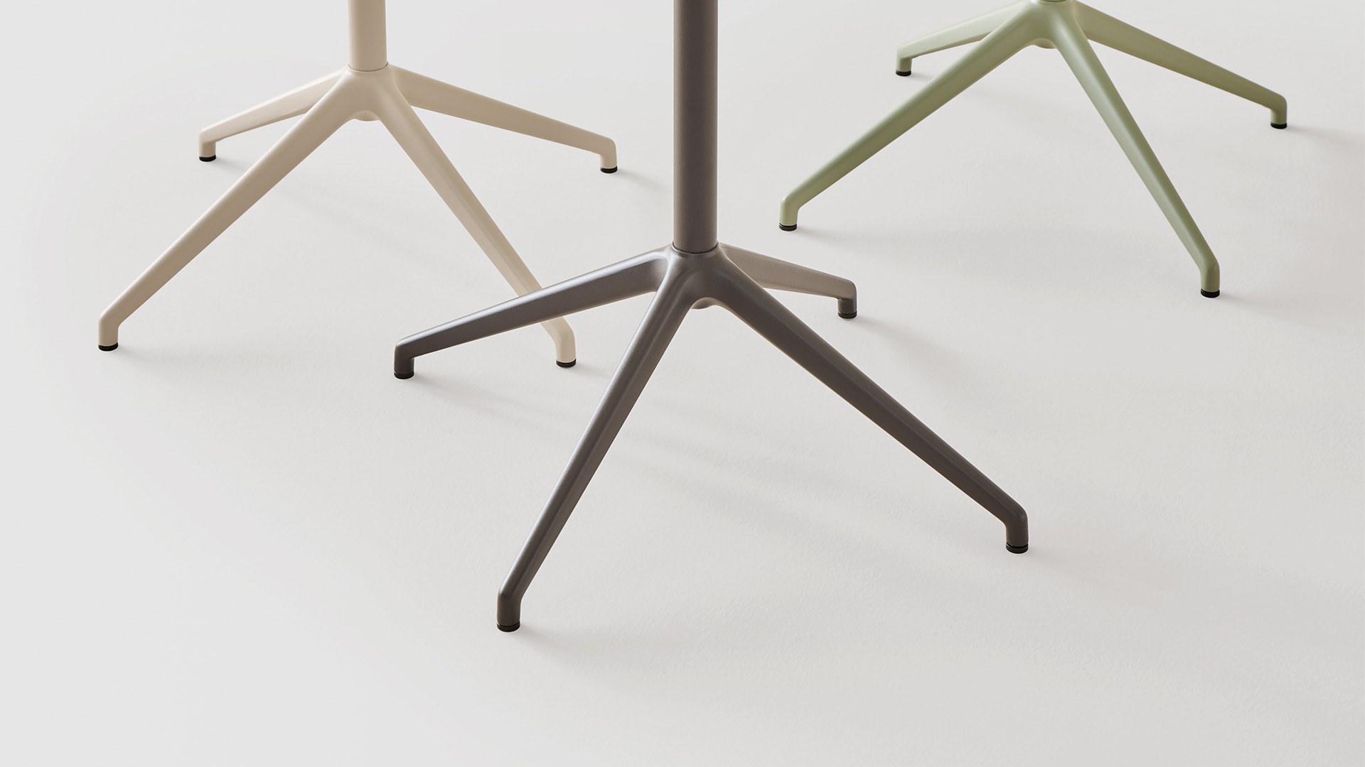 Table terrasse Barlis Outdoor par Inclass, pied 4 branches, abattante table terrasse Inclass Barlis Outdoor, détail du pied à quatre branches
