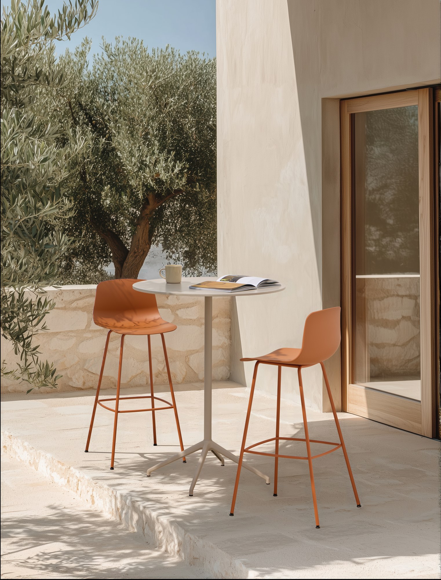 Table terrasse Barlis Outdoor par Inclass, pied 4 branches, abattante table terrasse Inclass Barlis Outdoor haute avec deux tabourets orange en situation