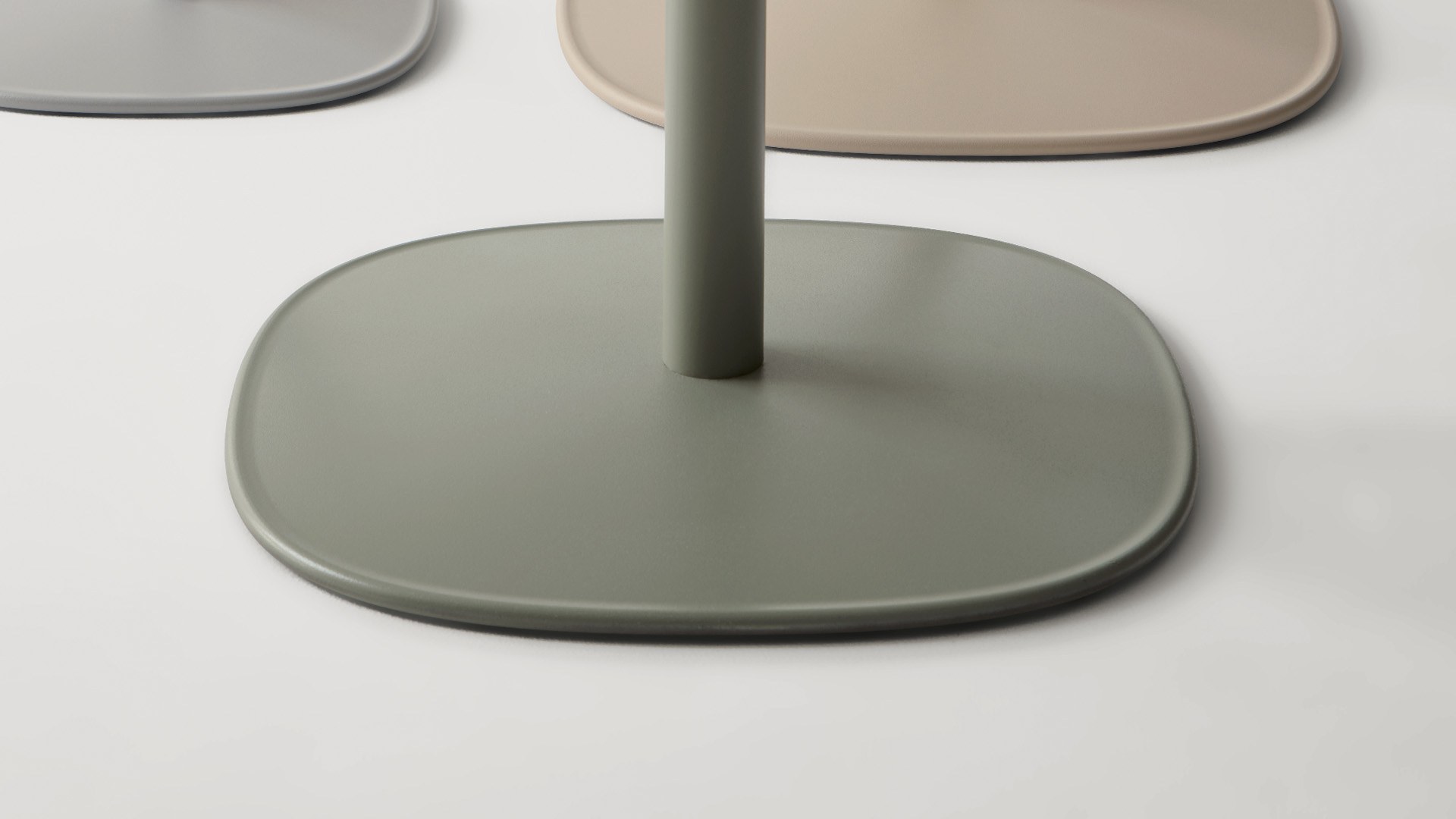 Table terrasse Floe Outdoor par Inclass, aluminium, tables d'appoint table terrasse Inclass Floe Outdoor, détail de la base galet en aluminium vert sauge