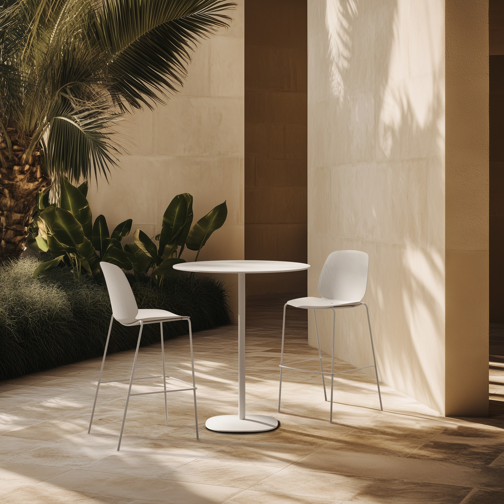 Table terrasse Floe Outdoor par Inclass, aluminium, tables d'appoint table terrasse Inclass Floe Outdoor blanche avec deux chaises blanches devant un mur clair