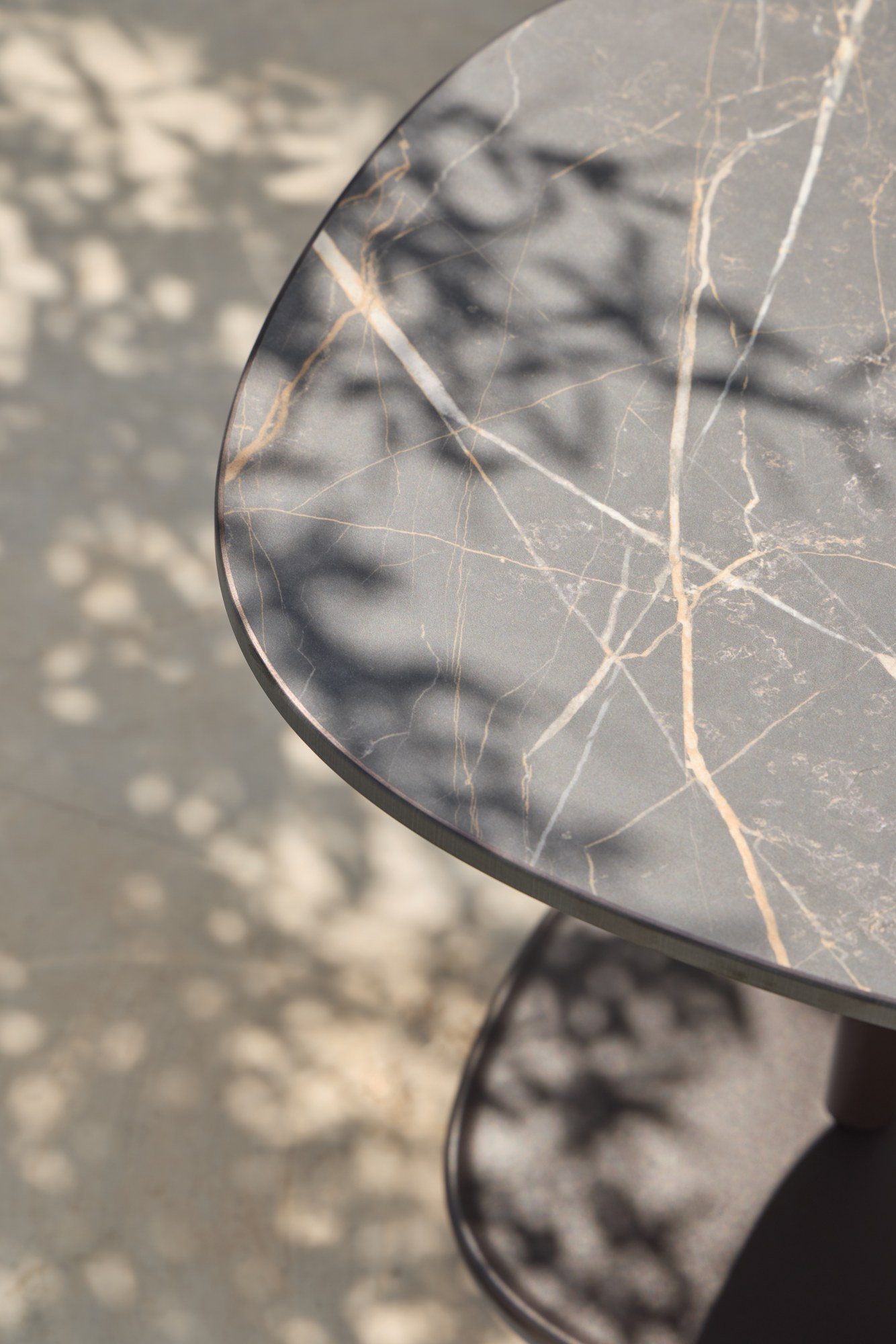 Table terrasse Floe Outdoor par Inclass, aluminium, tables d'appoint table terrasse Inclass Floe Outdoor, détail du plateau HPL aspect pierre
