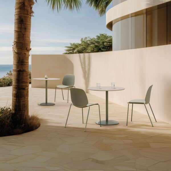 table terrasse Inclass Floe Outdoor ronde avec chaises vertes sur une terrasse en situation