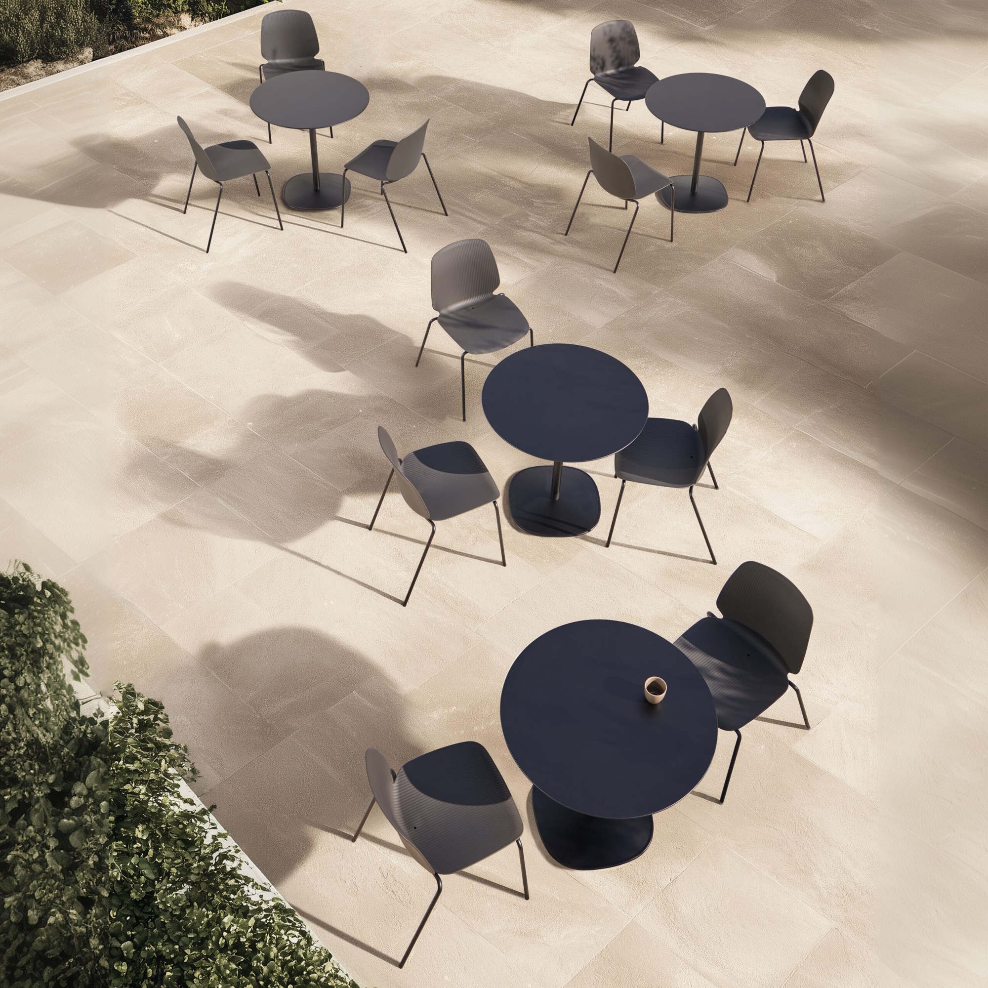Table terrasse Floe Outdoor par Inclass, aluminium, tables d'appoint table terrasse Inclass Floe Outdoor ronde noire vue du dessus avec chaises