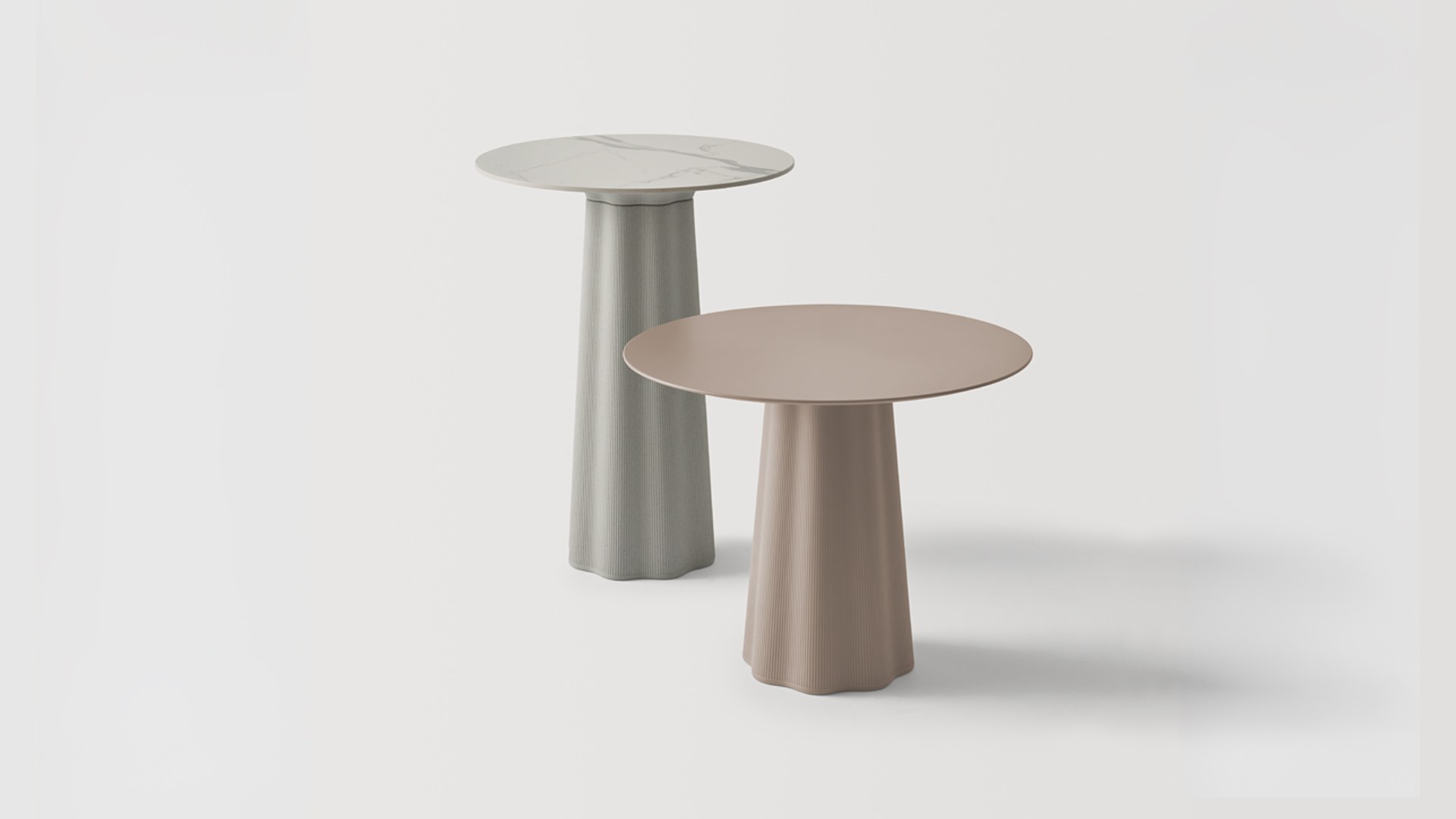 Table terrasse Ondes Outdoor par Inclass, bases sculptées en PE table terrasse Inclass Ondes Outdoor, plateau effet pierre et plateau rond uni