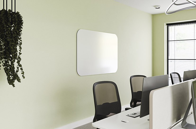 Tableau blanc angles arrondis Curve par Chameleon, sans cadre tableau blanc angles arrondis Curve High Gloss blanc dans un open space