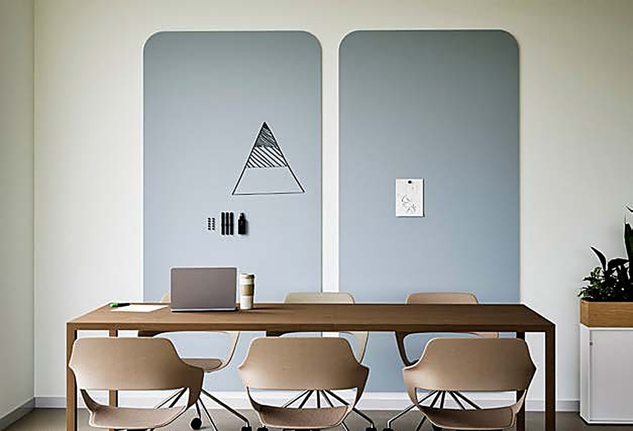Tableau blanc angles arrondis Curve par Chameleon, sans cadre deux tableaux blancs angles arrondis Curve bleu gris posés en portrait derrière une table de réunion
