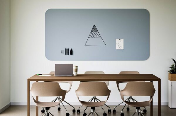 tableau blanc angles arrondis Curve bleu gris au mur d une salle de réunion